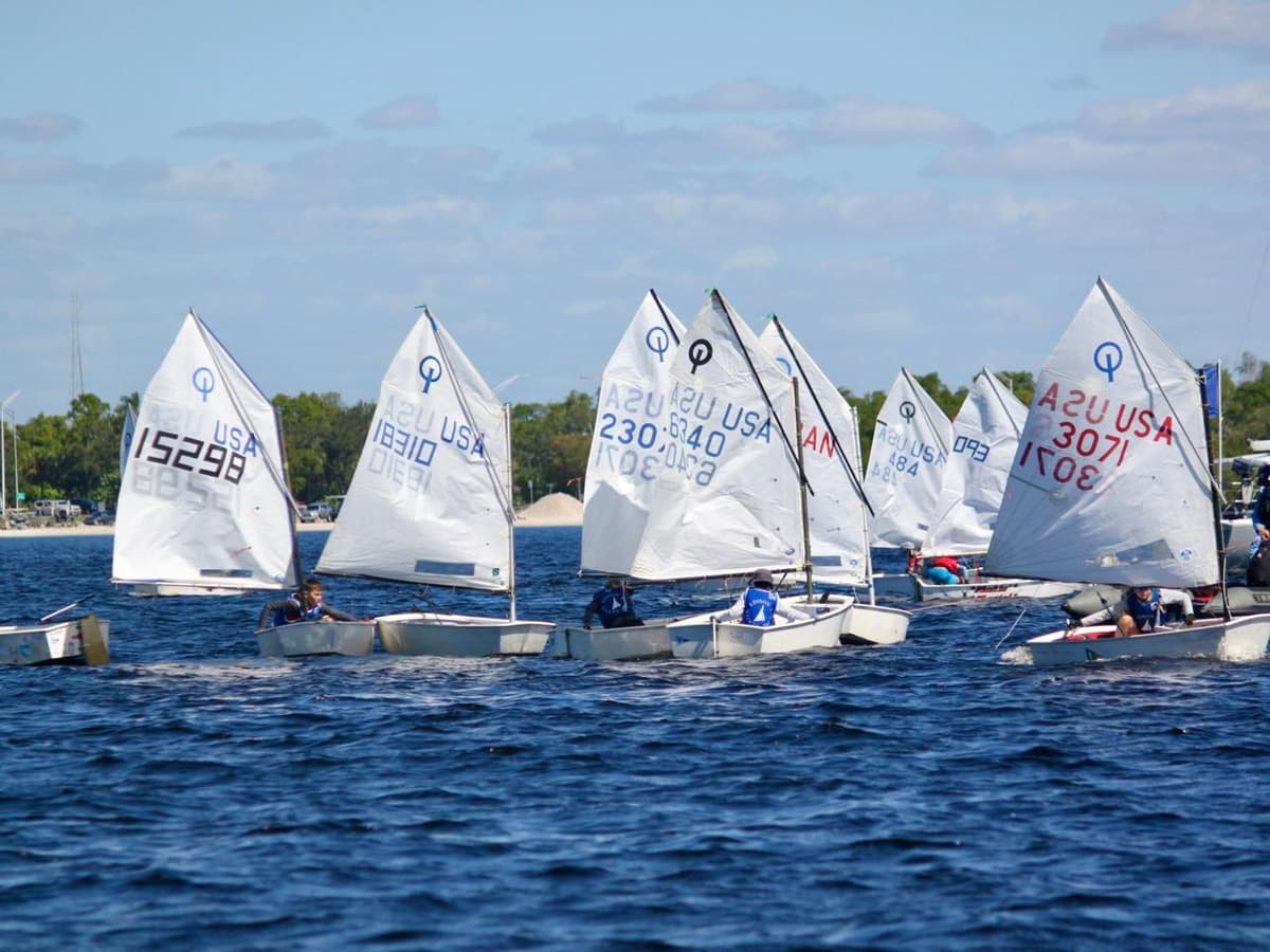 Multiple Optimist dinghies racing close together